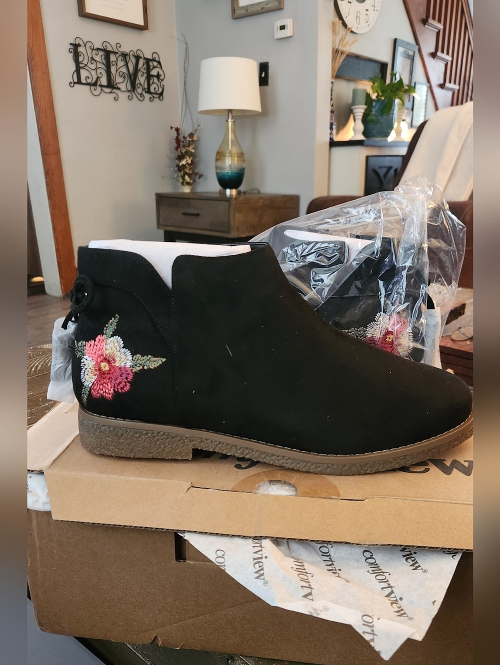 Comfort View Sienna Wm Sz 9WW Blk Suede Embr w Bow Cushion Zip Ankle Boots. NIB